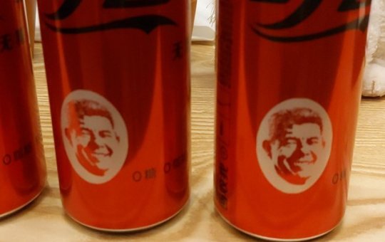 Na China, Jerônimo ganha latas de refrigerante com seu rosto estampado no rótulo