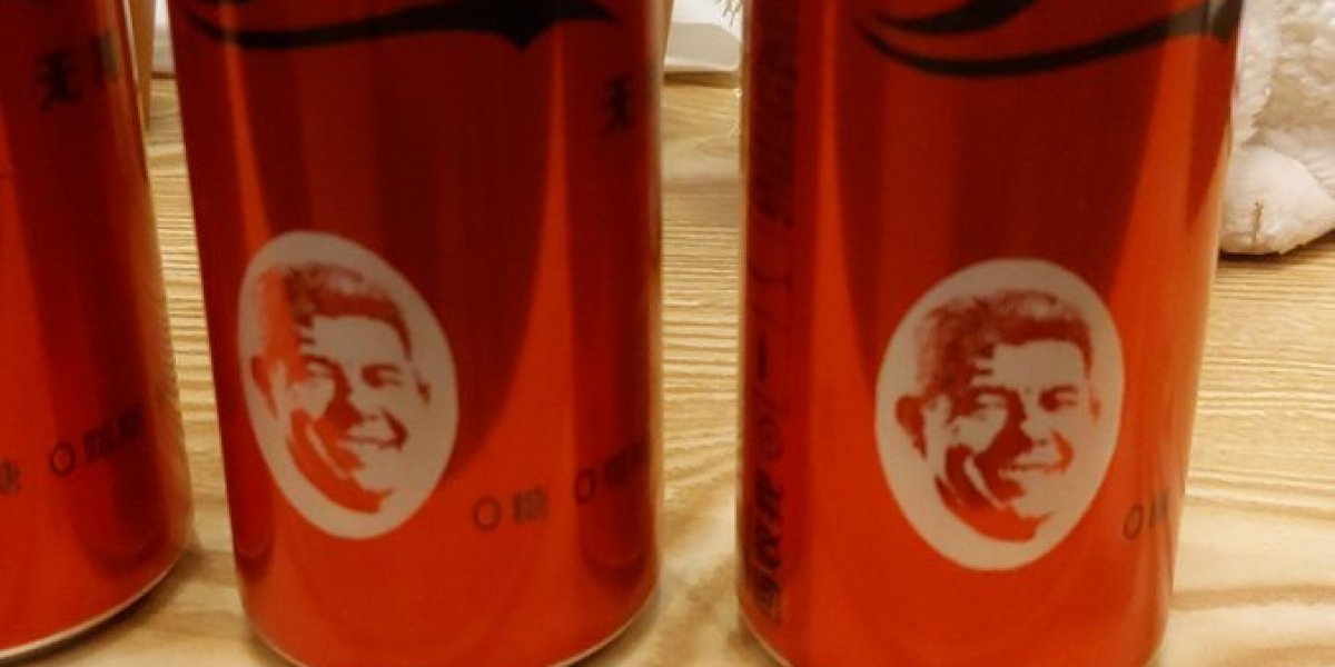 Na China, Jerônimo ganha latas de refrigerante com seu rosto estampado no rótulo
