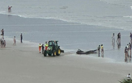 Barco com 12 pessoas naufraga e deixa um morto e desaparecidos no litoral de SP