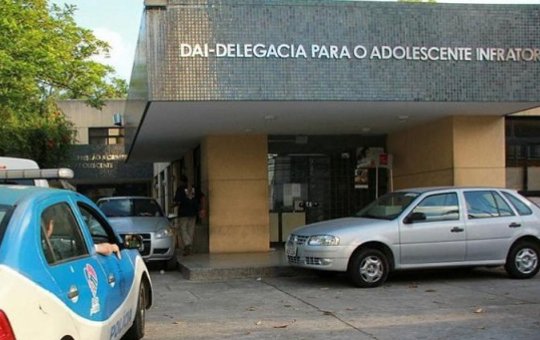 Suspeitos de assaltos, homem é preso e adolescentes são apreendidos na Orla