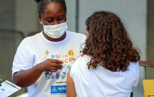 Salvador aplica vacina bivalente em crianças com comorbidades nesta segunda