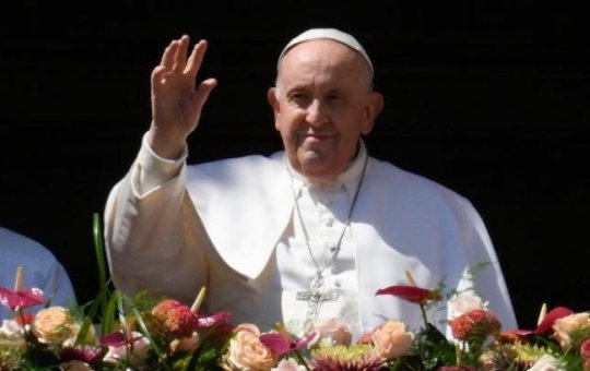 Em missa de Páscoa, papa Francisco pede fim de guerra e respeito à democracia