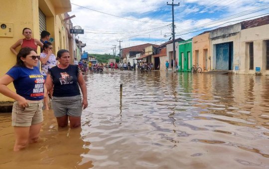 Rompimento de barragem provoca inundações e alagamento no Ceará