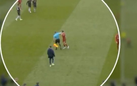 Bandeirinha dá cotovelada em Robertson, lateral-esquerdo do Liverpool