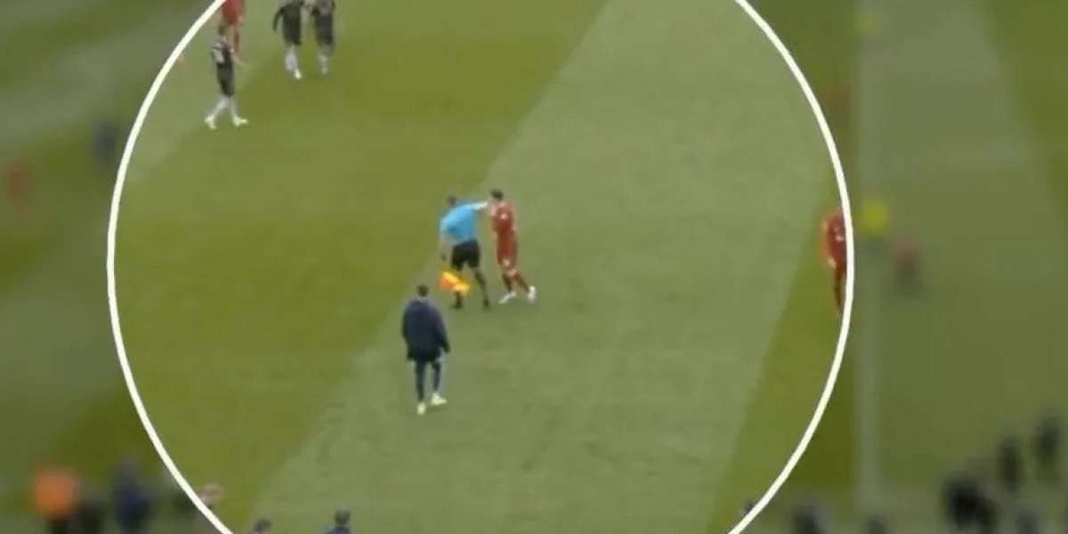 Bandeirinha dá cotovelada em Robertson, lateral-esquerdo do Liverpool