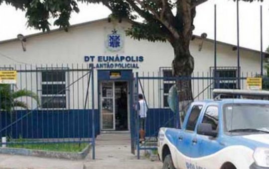 Mulher morre eletrocutada ao pisar em fio desencapado em casa, no interior da BA