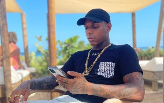 “Estou bem”: cantor Oh Polêmico acalma fãs nas redes após episódio de desmaio