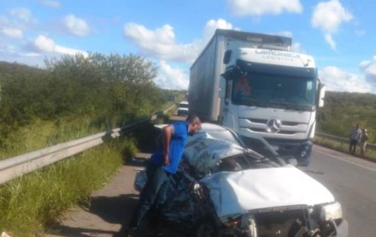 Policial rodoviário morre após acidente entre caminhão e carro na BR-116