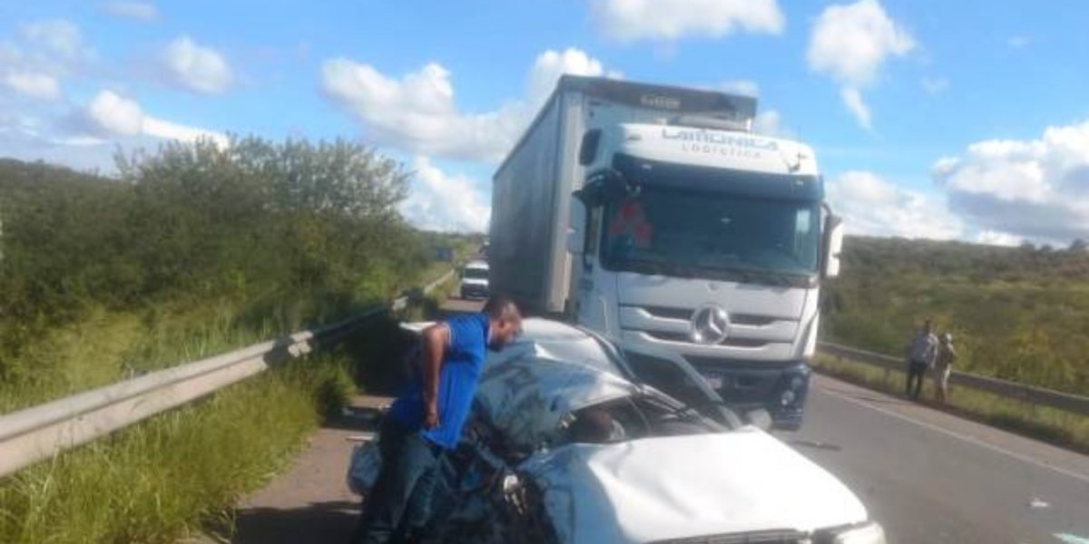 Policial rodoviário morre após acidente entre caminhão e carro na BR-116