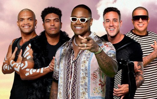 Leo Santana e Timbalada agitam Praia do Forte no feriado