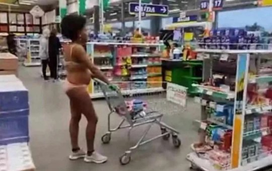 Professora tira roupa em supermercado para protestar contra racismo em Curitiba
