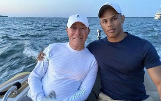 Bilionário de 80 anos se casa com ex-ator pornô gay de 30