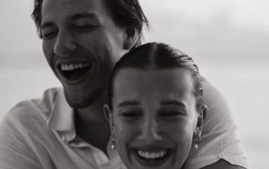 Aos 19 anos, atriz de Stranger Things anuncia noivado