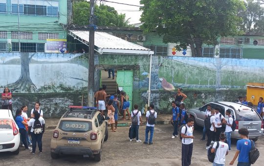 Estudante com faca tenta atacar colegas em escola no bairro de Boca da Mata
