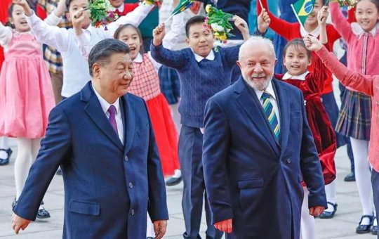 Lula é recebido pelo presidente chinês Xi Jinping em Pequim