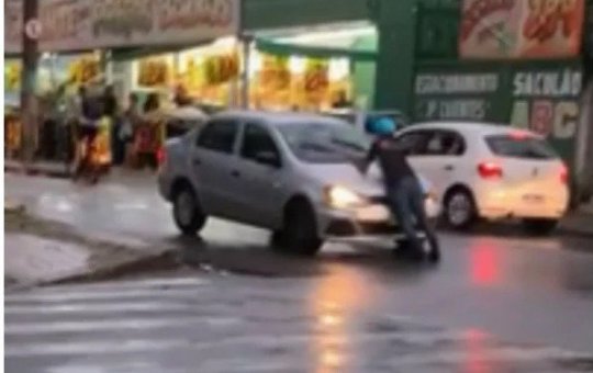 Homem morre atropelado após se agarrar a capô de carro em BH