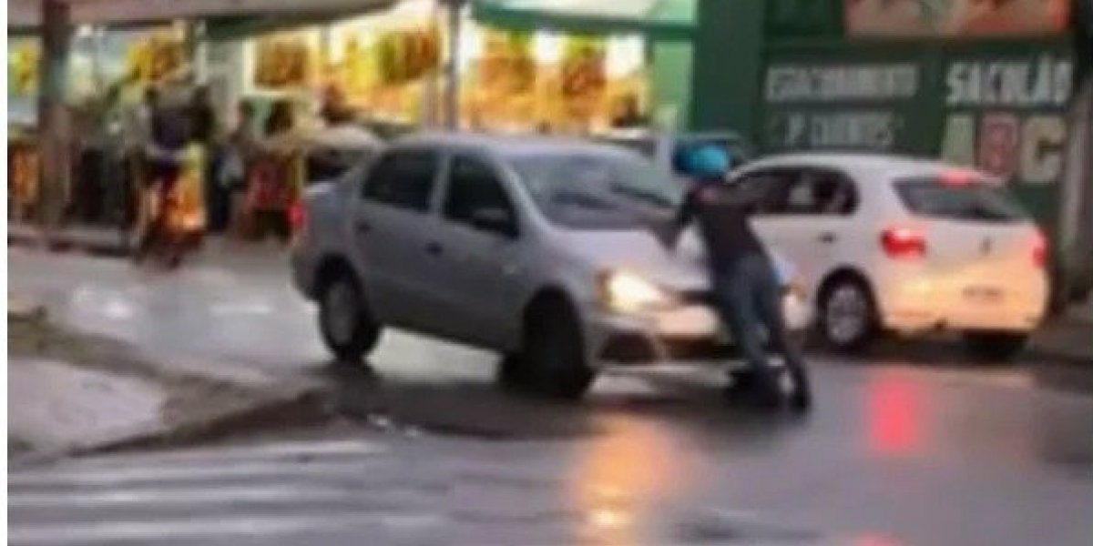 Homem morre atropelado após se agarrar a capô de carro em BH