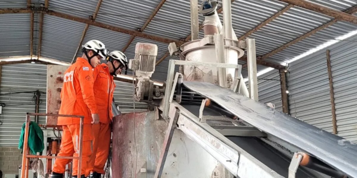 Homem morre após ficar preso em máquina de concreto na Bahia