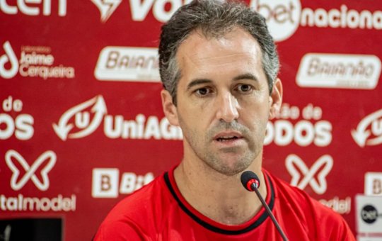 "Resposta muito positiva", afirma Léo Condé após estreia do Vitória na Série B