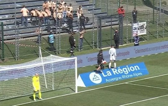 Torcedores de time francês tentam distrair jogador adversário mostrando a bunda
