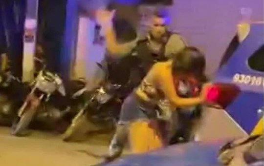 Mulher é agredida por dois policiais durante festa no interior de Pernambuco