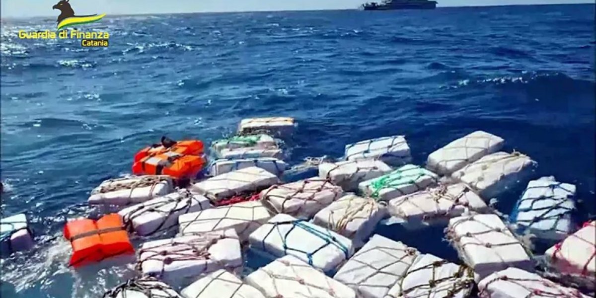 Droga à deriva; Itália apreende 2 toneladas de cocaína boiando no mar