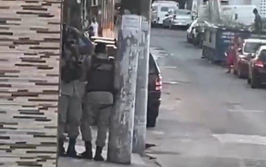 Pânico: Bandidos inavadem casa e mantém reféns em Tancredo Neves