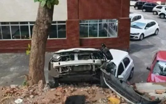 Motorista perde controle de carro e atravessa muro de condomínio no Stiep