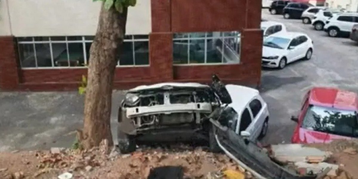 Motorista perde controle de carro e atravessa muro de condomínio no Stiep