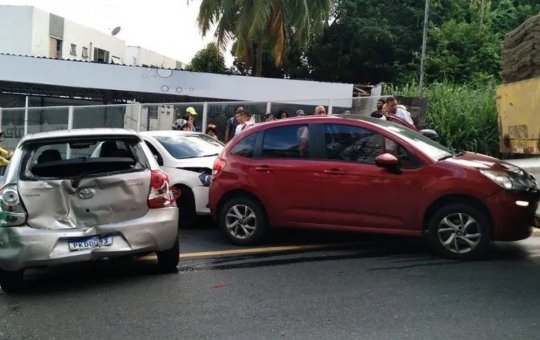 Caminhão perde controle e atinge quatro carros no Stiep de Salvador