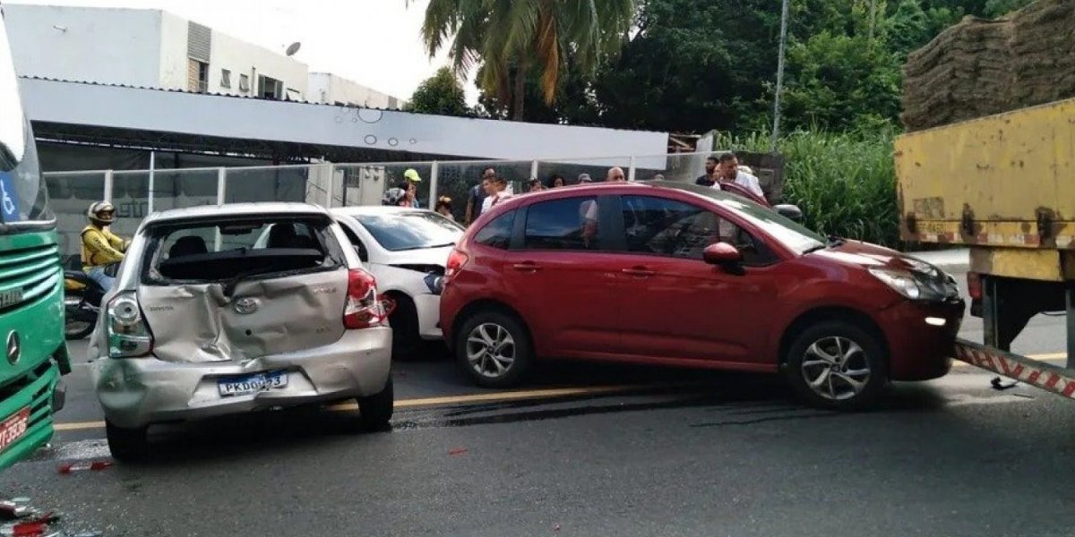 Caminhão perde controle e atinge quatro carros no Stiep de Salvador