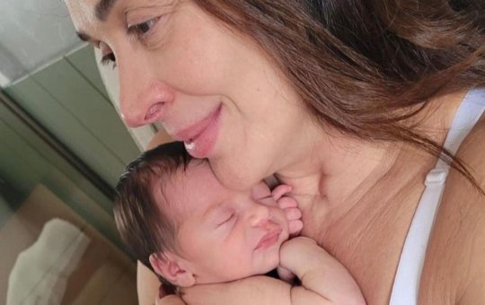 Claudia Raia posa seminua em foto com filho caçula nas redes