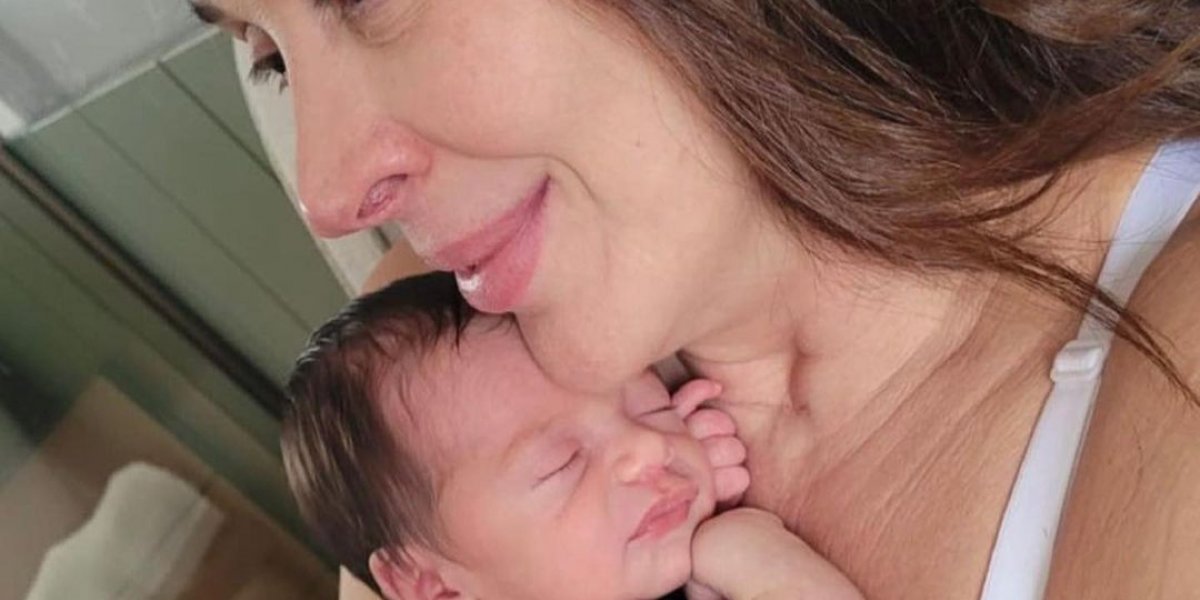 Claudia Raia posa seminua em foto com filho caçula nas redes