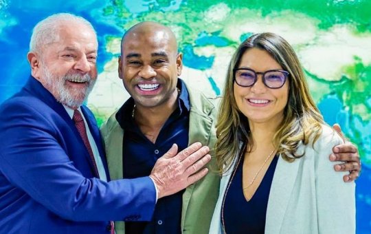 Enfermeiro, Cezar Black posa com Lula após assinatura de piso salarial do setor