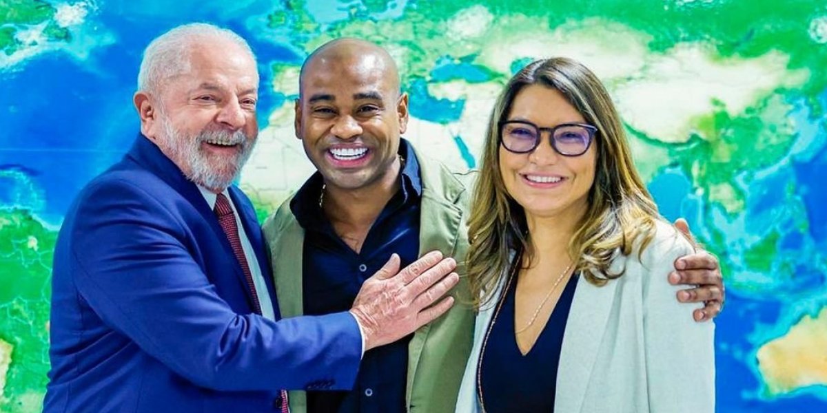 Enfermeiro, Cezar Black posa com Lula após assinatura de piso salarial do setor