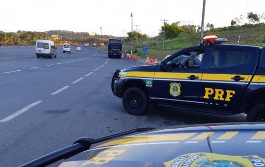 PRF intensifica fiscalização nas rodovias baianas durante feriadão de Tiradentes