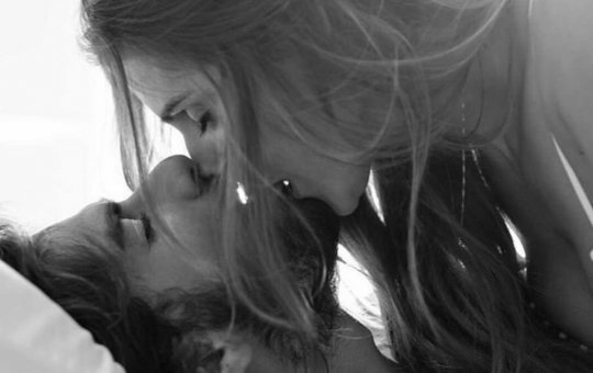 Deborah Secco posta fotos sensuais com marido e é criticada