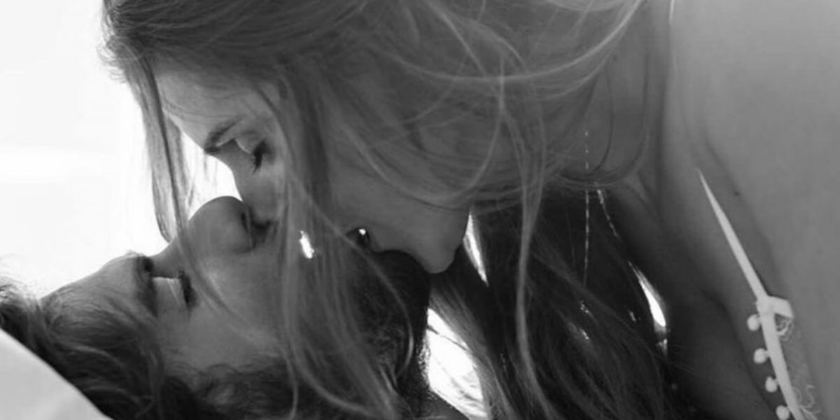 Deborah Secco posta fotos sensuais com marido e é criticada