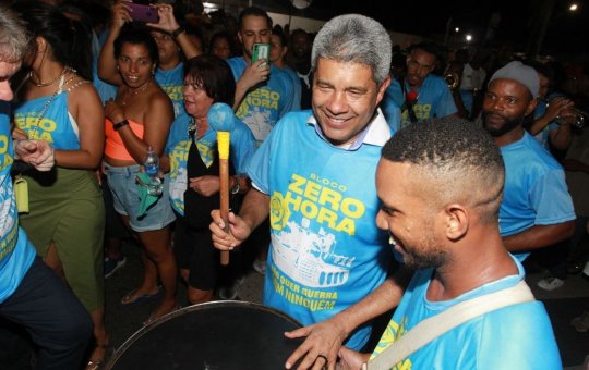 Jerônimo Rodrigues prestigia saída de bloco de jornalistas em Feira de Santana