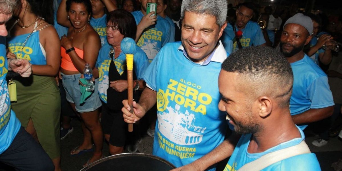 Jerônimo Rodrigues prestigia saída de bloco de jornalistas em Feira de Santana