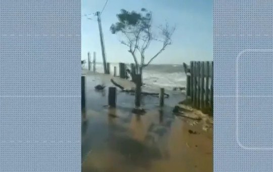 Maré avança e destrói barracas de praia no extremo sul da Bahia