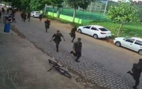 Inacreditável: Homem rouba bicicleta e é perseguido por um batalhão do exército