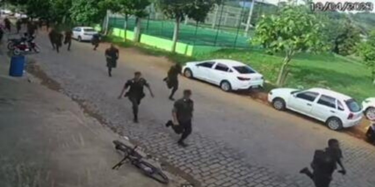 Inacreditável: Homem rouba bicicleta e é perseguido por um batalhão do exército