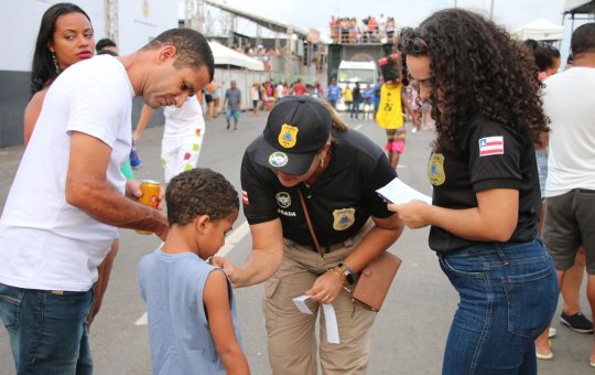 Derca orienta responsáveis por cuidado com crianças na Micareta