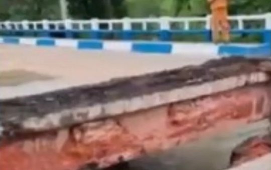 Parte de ponte cede durante temporal em Santa Cruz Cabrália, sul da Bahia
