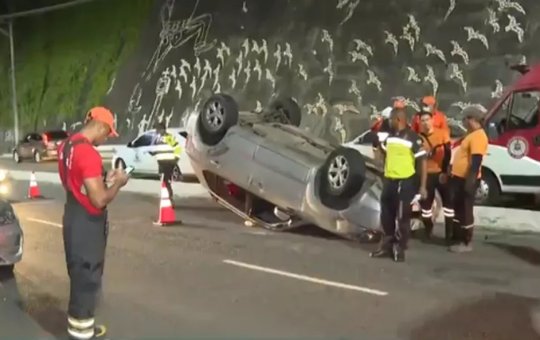 Carro capota na AV. Contorno, em Salvador; e bate em outros três carros