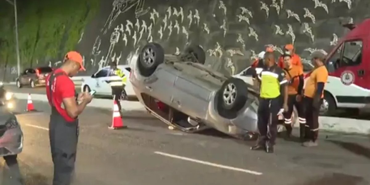 Carro capota na AV. Contorno, em Salvador; e bate em outros três carros