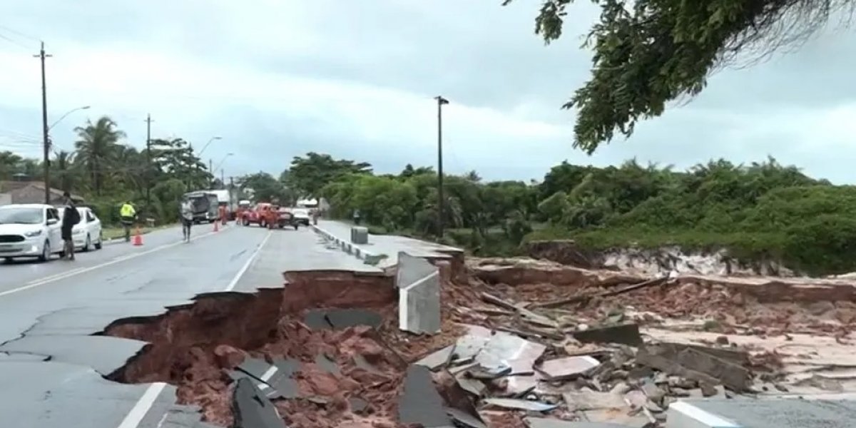 Rodovias são interditadas por causa das fortes chuvas no Sul da Bahia