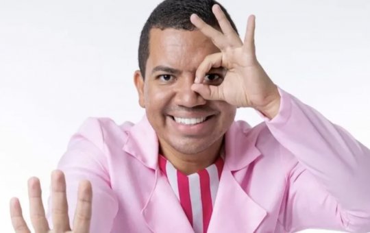 Bruno Gaga é flagrado aos beijos durante balada