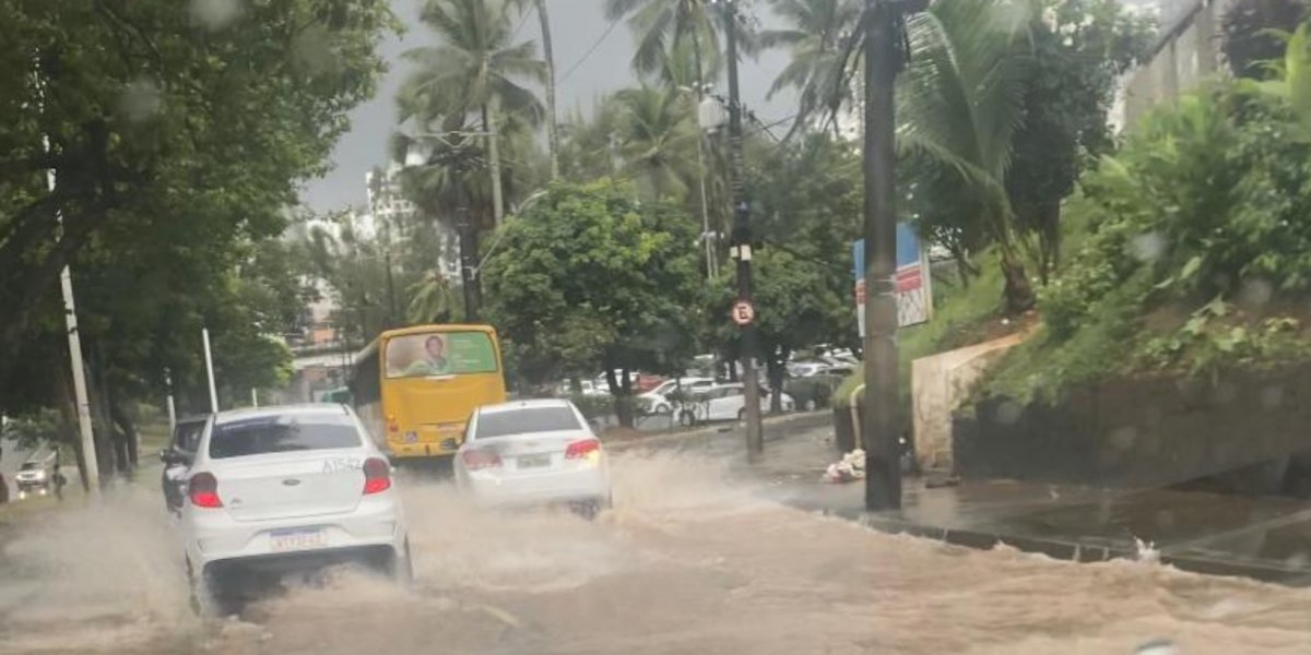 Chuva causa alagamentos em Salvador na manhã desta segunda-feira